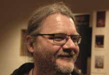 „Nie wieder ist jetzt!“: Wie sich ein Verleger im Sauerland mit Rockmusik für Demokratie und Solidarität stark macht. Holger Kliemannel, Edition Roter Drache