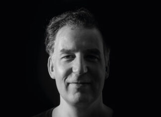 Fantasy-Trip in die Vergangenheit: Christopher Tefert liest in der nostalgischen Düsseldorfer Rheinbahn. Christopher Tefert, Autor. (Foto: pinguletta Verlag)