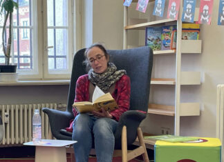 Geschafft nach 21 Tagen! Berlin knackt den Vorlese-Weltrekord. Silke Böttcher, Autorin von "Das Erbe des Alchemisten - Abenteuer auf der Pfaueninsel" (Verlag Biber & Butzemann) las aus "Kanaawoniwasein!" von Martin Muser vor.