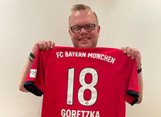 Flut-Licht-Gefühle und Straf-Raum-Beziehung: Warum Autor Stefan Mellentin auf einen schwulen Profi-Kicker wartet. Stefan Mellentin, Autor