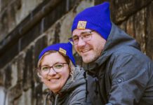 Aachener Verleger machen blau: mit Mütze für ein friedliches Europa. Annika Kuhn und Martin Grolms vom Gruhnling Verlag. (Foto: Rosa Engel für www.bluekarla.de)