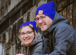 Aachener Verleger machen blau: mit Mütze für ein friedliches Europa. Annika Kuhn und Martin Grolms vom Gruhnling Verlag. (Foto: Rosa Engel für www.bluekarla.de)
