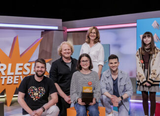 480.000 Kinder treten beim Vorlesewettbewerb an – und zwei Schöne-Bücher-Verlage sind auch im Finale. Glückliche Siegerin Ada Grossmann (3. v. l.) beim Vorlesewettbewerb 2022, umringt von der Jury Tim Gailus, Julian Greis, Angelika Schaack, Patrick Mölleken, Lucie Mathias (v. l.). (Foto: Monique Wüstenhagen)