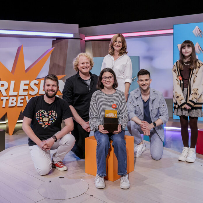 Glückliche Siegerin Ada Grossmann (3. v. l.) beim Vorlesewettbewerb 2022, umringt von der Jury Tim Gailus, Julian Greis, Angelika Schaack, Patrick Mölleken, Lucie Mathias (v. l.). (Foto: Monique Wüstenhagen)