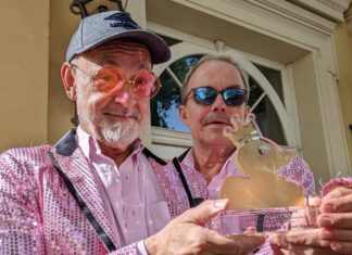 Bühne frei für die „Goldene Badeente“: Kult-Comedy-Duo Badesalz freut sich über Preis der Edition Wannenbuch. Gerd Knebel (links) und Henni Nachtsheim alias Badesalz mit ihrer "Goldenen Badeente"