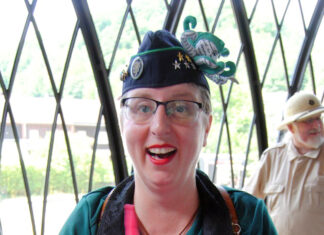 Hot oder Schrott? Warum ein Wichtel-Spiel Autorin Anja Bagus im TV-Studio Glück bringen soll. Anja Bagus, Autorin.