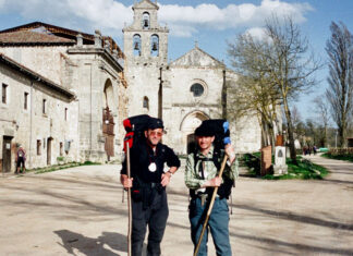 Wenn der Vater mit dem Sohne: Fotograf Hans Nieder erzählt vom Jakobsweg – und einem kühlen „Cerveza“ vor der Kirche. Theo Nieder (rechts) mit Bruder Rudolf. (Foto: privat/Eifelbildverlag)