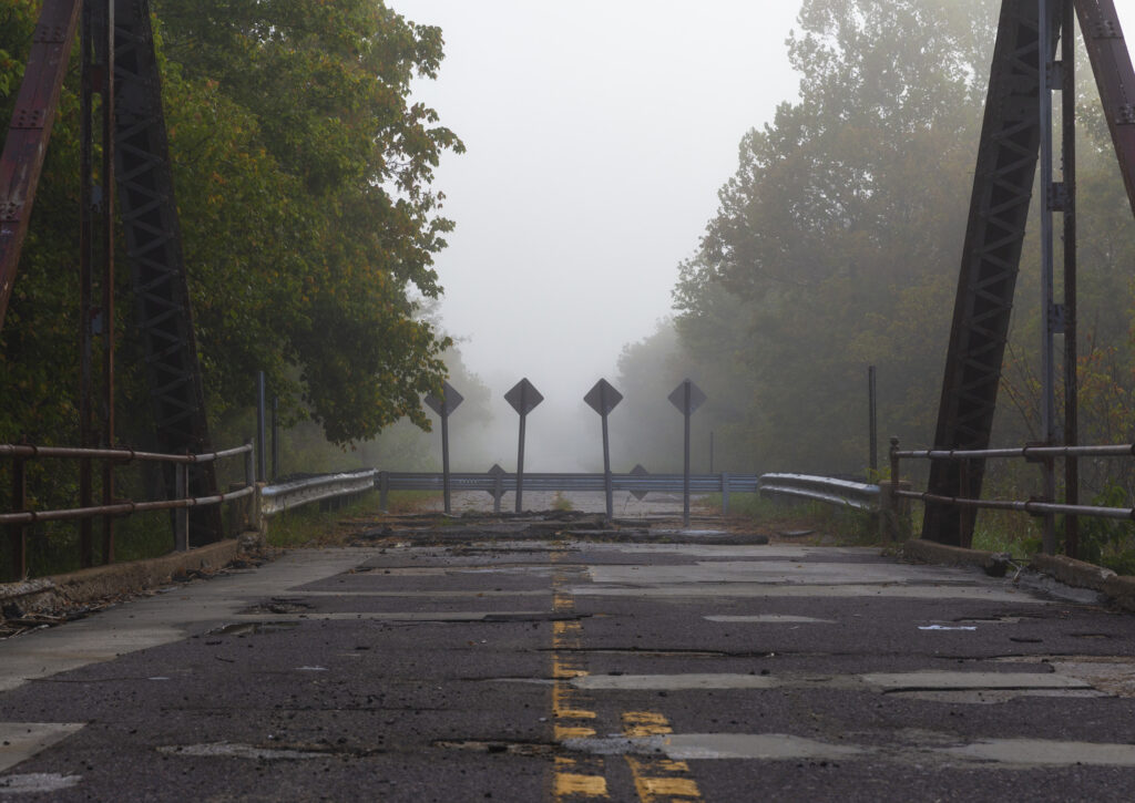 Ein altes »Alignment« der Route 66 führt über die Brücke am Gasconade River in Missouri. Sie ist heute nicht mehr befahrbar und dämmert einem ungewissen Schicksal entgegen. Eine engagierte Bürgerinitiative versucht, das Bauwerk vor dem Abriss zu bewahren. Foto: Ellen Klinkel