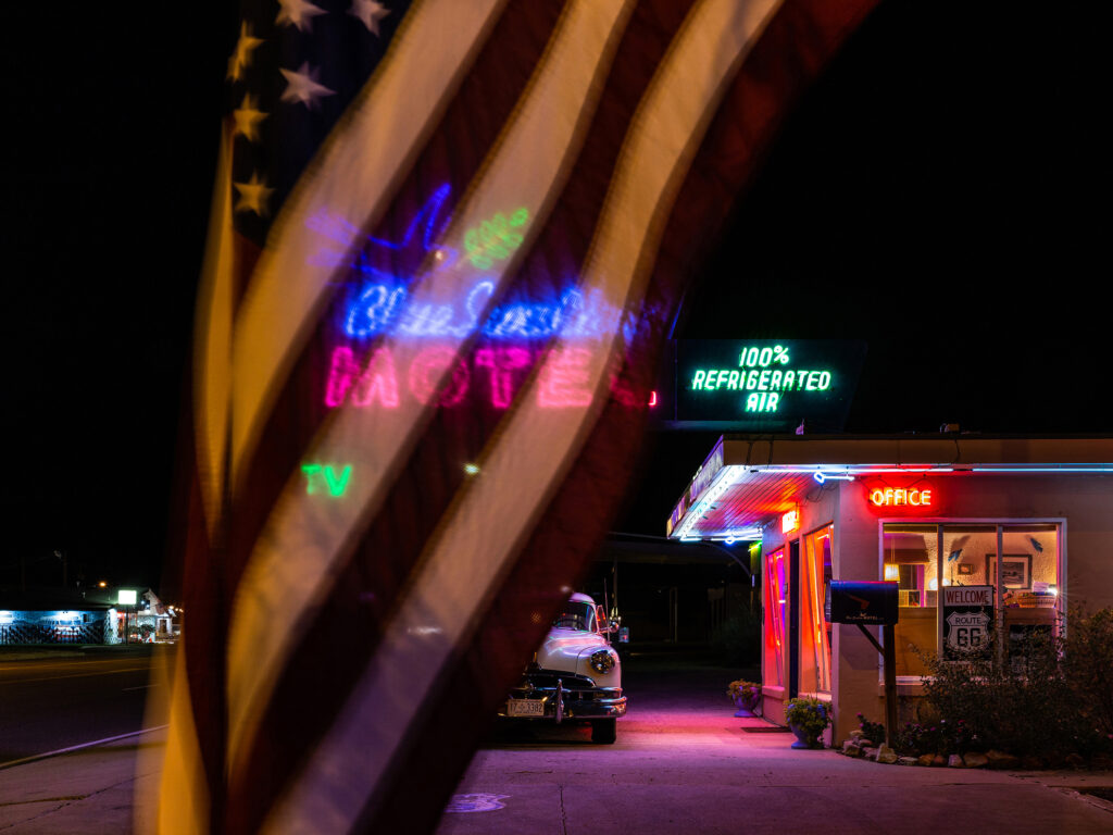 »Welcome to the Blue Swallow« – Neon überall. Der passende Oldtimer darf nicht fehlen. In diesem Fall handelt es sich um einen Pontiac Chieftain aus den 1950er-Jahren. Foto: Ellen Klinkel 