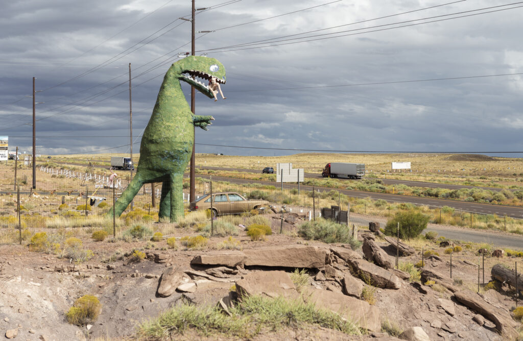 Stewart’s Petrified Wood Shop darf man getrost als ein Relikt aus seligen Route-66-Zeiten bezeichnen, genau wie diesen davor aufgebauten und kaum zu übertreffenden Dinosaurier-Kitsch. Damals waren derartige Figuren wohl sehr beliebt. Foto: Ellen Klinkel