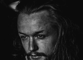 Tausendsassa mit sonorer Stimme: Warum Tom Hohlfeld mit „Komorebi“ der Natur auf die Sprünge hilft. Tom Hohlfeld (Foto: Dennis Lohann)