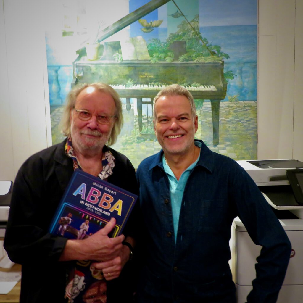 Mickey Bayart überreichte sein Buch "ABBA in Deutschland" an Musiker Benny Andersson, kreatives Viertel des Quartetts. Foto: Charles Verlag
