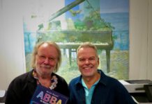 Mamma Mia – ein Buch für Benny: Wie ABBA die Fans in Deutschland verzauberte. Mickey Bayart überreichte sein Buch "ABBA in Deutschland" an Musiker Benny Andersson, kreatives Viertel des Quartetts. Foto: Charles Verlag