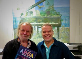Mamma Mia – ein Buch für Benny: Wie ABBA die Fans in Deutschland verzauberte. Mickey Bayart überreichte sein Buch "ABBA in Deutschland" an Musiker Benny Andersson, kreatives Viertel des Quartetts. Foto: Charles Verlag