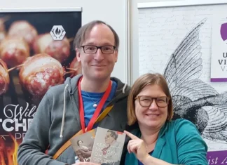 Vom „letzten Schwan“ bis Rasputins Mörder: Warum Flunkern bei Florian G. Mildenberger zum Handwerk gehört. Autor Florian G. Mildenberger und Ultraviolett-Verlegerin Katja Völkel auf der Buchmesse Buch Berlin.