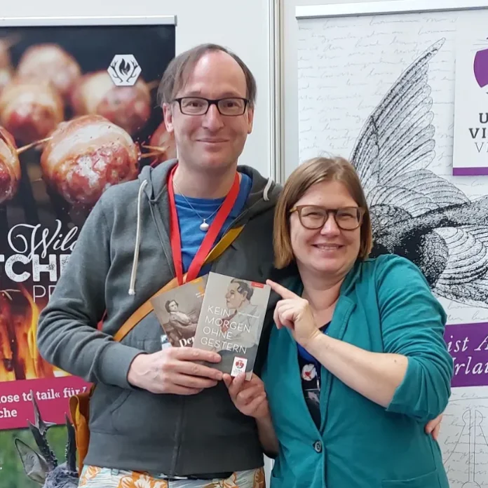 Autor Florian G. Mildenberger und Ultraviolett-Verlegerin Katja Völkel auf der Buchmesse Buch Berlin.