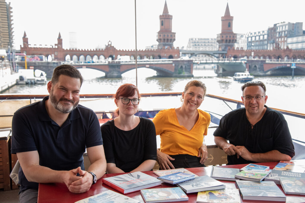 Die Macher hinter dem "Blätterkohle"-Kongress auf der Buch Berlin (v.l.n.r.): Manuel Lindinger (L&H Verlag), Lisa Vanovitch (edition progris), Britta Schmidt von Groeling (World for kids) und Marcel Piethe (ammian Verlag). Mit der Kooperation "Lesen lokal" suchen die Verleger gemeinsam nach Lösungen und Ideen.