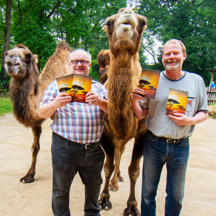 Dortmunds Zoodirektor Dr. Frank Brandstätter (links) und OCM-Verleger Georg Nies stellen ihr Buch gemeinsam im Kamelgehege vor.