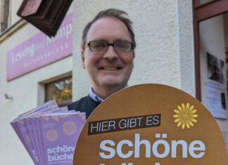 Aktionsstart: Hier gibt es schöne Bücher – Netzwerk verknüpft Buchhandel und 100 unabhängige Verlage. Buchhändler Klaus Kowalke von Lessing und Kompanie im sächsischen Chemnitz hat schöne Bücher aus unabhängigen Verlagen im Sortiment.