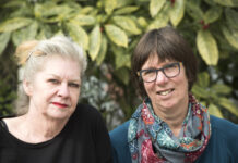 Das Ende von Liebe, mit Witz und Ironie: Wie das Buch „Auseinander“ Kindern bei der Trennung hilft. Autorin Bette Westera (rechts) und Illustratorin Sylvia Weve. (Foto: Chris van Houts)