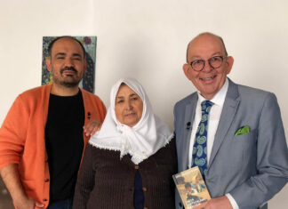 Mit Topfpflanzen im Gepäck: Denis Scheck schaut bei Elif-Verleger Dinçer Güçyeter im Garten vorbei. Verleger Dinçer Güçyeter mit seiner Mutter und TV-Moderator Denis Scheck beim Fernsehdreh. (Foto: privat)