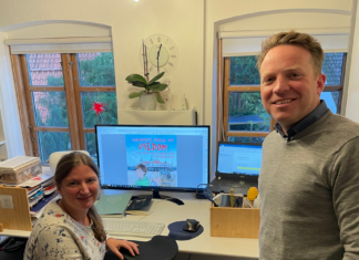 Alltag ganz bequem per App: Warum RTL eine Kinderbuch-Verlegerin in Dänemark besuchte. Fernseharbeiten im Verlagsbüro in Dänemark: RTL-Reporter Martin Drohsel schaute Verlegerin Steffi Bieber-Geske über die Schulter. (Foto: privat)