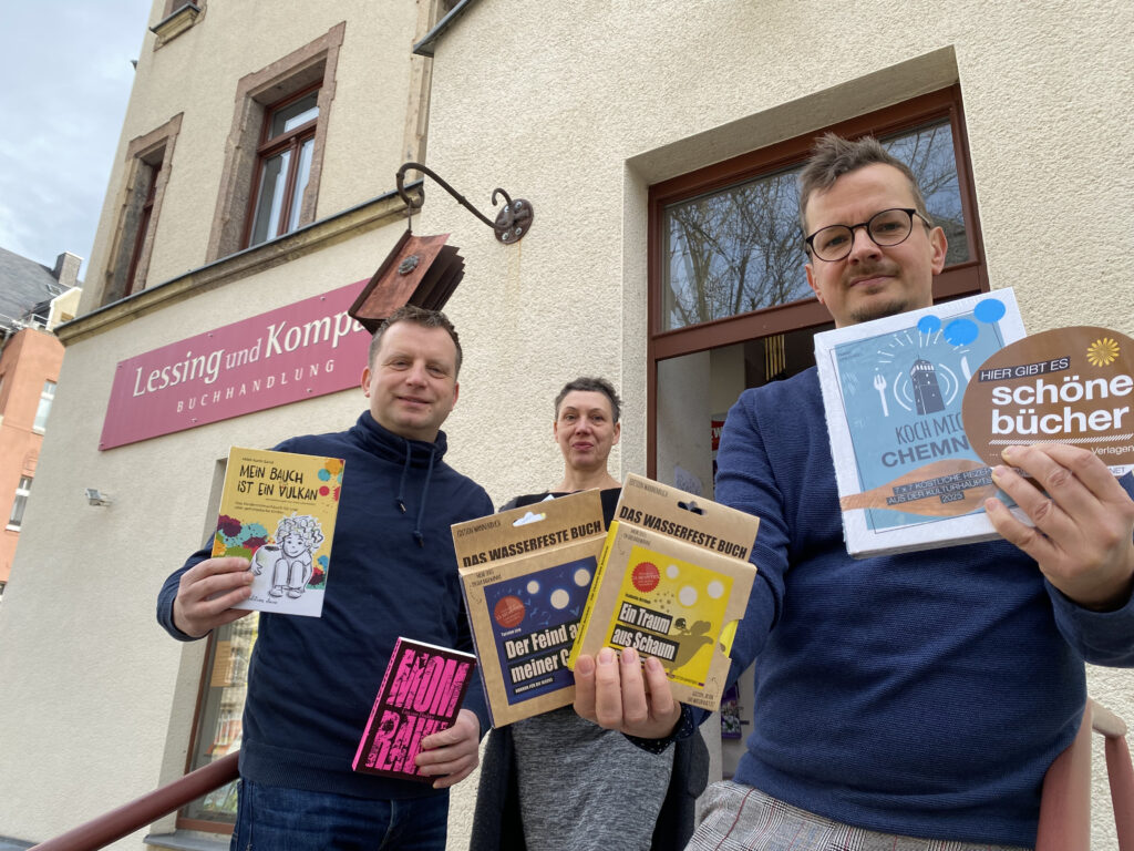 Nicht nur zum Indiebookday arbeiten Buchhandel und Verlage im sächsischen Chemnitz eng zusammen. Buchhändlerin Susanne Meysick (Lessing und Kompanie) mit den Verlegern Christian Wobst (edition claus, links) und Jens Korch (Edition Wannenbuch, Paperento Verlag).