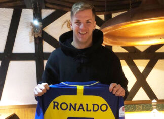 Futsal-Aktion für Opfer des Erdbebens: Wie ein signiertes Ronaldo-Trikot aus Riad in Stuttgart helfen soll. Philipp Pless, DFB-Futsal-Nationaltorwart, mit dem signierten Ronaldo-Trikot. (Foto: privat)