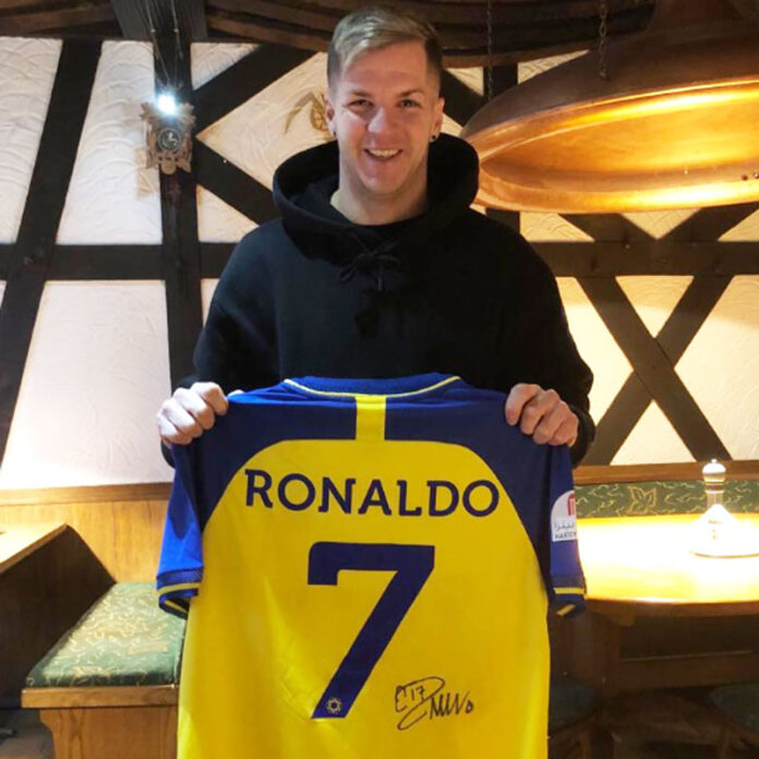 Philipp Pless, DFB-Futsal-Nationaltorwart, mit dem signierten Ronaldo-Trikot. (Foto: privat)