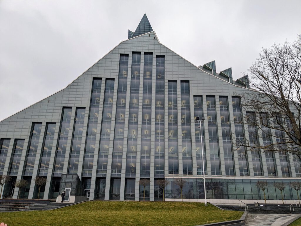 Imposanter Bau: In Riga steht Lettlands Nationalbibliothek, in dem Bücher des Landes archiviert werden.
