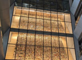 „Brandmeldungen“ und ein Einhorn für die Badewanne: Wie Lektüre aus Sachsen nach Riga kommt. Beeindruckend: Ein Buchregal über mehrere Etagen in der Lettischen Nationalbibliothek in Riga.