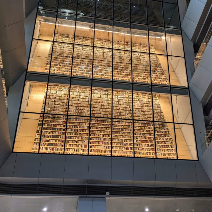 Beeindruckend: Ein Buchregal über mehrere Etagen in der Lettischen Nationalbibliothek in Riga.