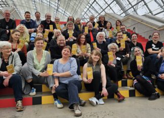 Leipziger Buchmesse 2023: Unabhängige Verlage geben Veranstaltern die Note „sehr gut“. Verlegerinnen und Verleger aus dem Schöne-Bücher-Netzwerk beim Fototermin in der Glashalle der Leipziger Messe.