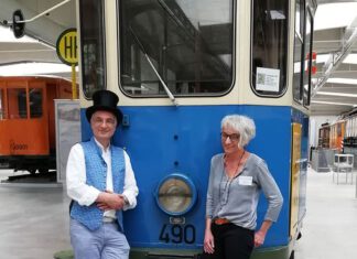 Mit der Straßenbahn von Aachen nach München: Warum ein Kinderbuch reif fürs Museum ist. Illustratorin Mele Brink und Autor Thomas Endl im Straßenbahnmuseum der MVG in München. (Foto: Edition Pastorplatz)