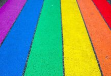 Lesenswert nicht nur im Juni: Bunte Buchtipps zum Pride Month. Unterm Regenbogen. (Foto: Filmbetrachter/Pixabay)