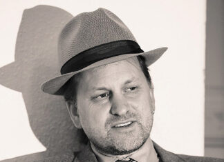 Mit Gold – oder doch lieber Gesichtern? Fans stimmen über Optik der Hobbit-Enzyklopädie ab. Tara Moritzen, Verlagschef Zauberfeder