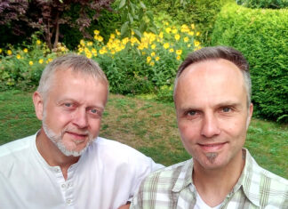 An zwei Sommer-Abenden: DichtFest öffnet Garten für Buchfans. Verleger im Garten: Matthias Teut (links) und Frank Friedrichs von DichtFest.