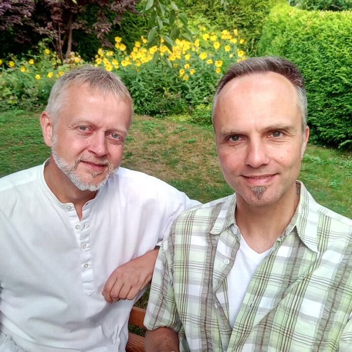 Verleger im Garten: Matthias Teut (links) und Frank Friedrichs von DichtFest.