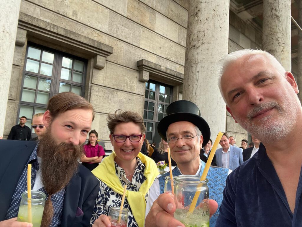 Gute Laune bei der Kultur-Sommer-Lounge im Haus der Kunst in München (v.ln.r.): Thomas Peters (Morisken Verlag), Bettina Deininger (austerbank verlag), Thomas Endl (edition tingeltangel) und Martin Arz (Hirschkäfer Verlag). (Foto: Martin Arz)