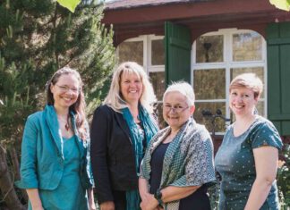 Aus eins mach vier: Neissuferverlag wächst – und weitet sein Programm aus. Da waren sie noch zu viert: Natascha Sturm (links) hat den Neissuferverlag verlassen. Jana Thiem, Sylke Hörhold und Kristin Brückner (v.l.n.r.) machen gemeinsam weiter. Foto: Tine Jurtz