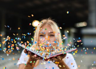 Zehn kuriose Feiertage im August – und welche schönen Bücher dazu passen. Lesen macht Spaß - auch im August. (Foto: Paul_Stachowiak/pixabay)