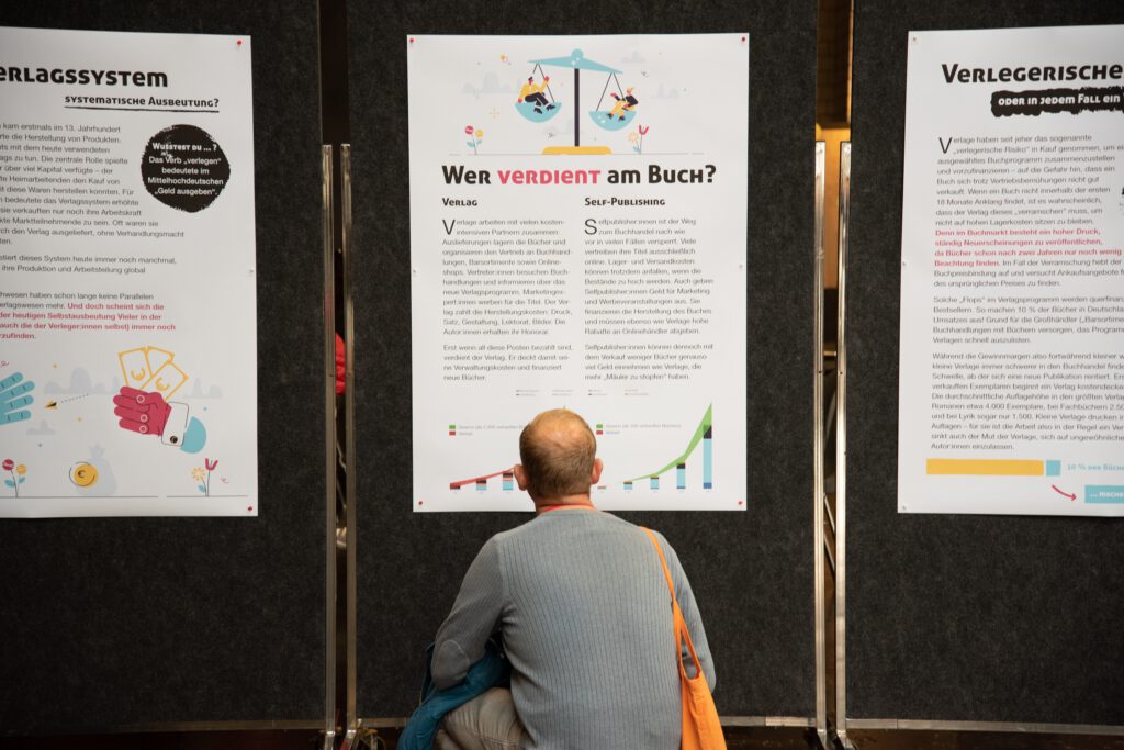 Rückblick: Volles Haus beim Vortragsprogramm und der begleitenden Ausstellung zum Blätterkohle-Kongress während der BUCHBERLIN 2022.