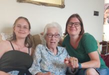 Geschichte zum Anfassen: Warum eine Verlegerin in London auf Anne Franks Spuren wandelt. Eva Schloss, Holocaust-Überlebende, in ihrer Heimat London zwischen ihrer Verlegerin Katja Völkel (rechts) und deren Tochter Linna.