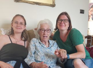 Geschichte zum Anfassen: Warum eine Verlegerin in London auf Anne Franks Spuren wandelt. Eva Schloss, Holocaust-Überlebende, in ihrer Heimat London zwischen ihrer Verlegerin Katja Völkel (rechts) und deren Tochter Linna.