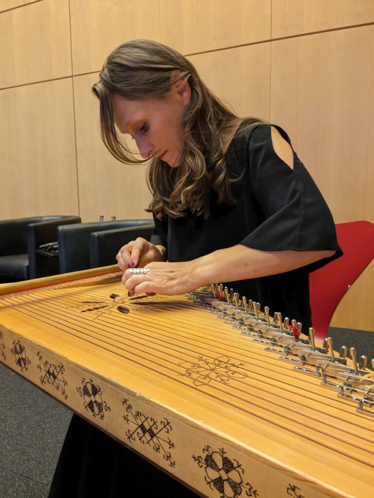 Musik aus Lettland: Auf der Kokle - einem Zupfinstrument - spielte Laima Spanheimere Melodien.