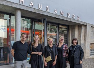 Auf dem Weg zum Gastland der Buchmesse: Warum Laura Vinogradova in Frankfurt für Literatur aus Lettland wirbt. Buchpremiere im Haus am Dom in Frankfurt/Main: Autorin Laura Vinogradova (2.v.l.) stellte ihren Titel "Wie ich lernte, den Fluss zu lieben" vor. Lektorin und Übersetzerin Bettina Bergmann (r.) moderierte den Abend, Ieva Kunga von der Plattform Latvian Literature übersetzte. Aus Riga angereist war zudem Santa Racina vom Verlag Zvaignze ABC, in dem das Original "Upe" erschienen ist. Links: Jens Korch, Verleger Paperento Verlag.