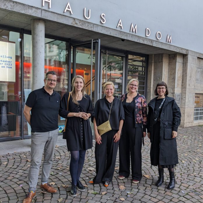 Buchpremiere im Haus am Dom in Frankfurt/Main: Autorin Laura Vinogradova (2.v.l.) stellte ihren Titel 