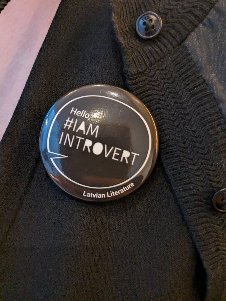 Statement-Piece zur Buchpremiere: Angeblich sind Letten die introvertiersten Menschen der Welt.