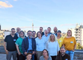 Familientreffen mit heißen Eisen: Was die unabhängigen Verlage zur Tagung in Berlin bewegte. Fototermin auf dem Aufbau-Haus in Kreuzberg: Das Schöne-Bücher-Verlagsnetzwerk beim Treffen der Interessengemeinschaft unabhängiger Verlage des Börsenvereins.