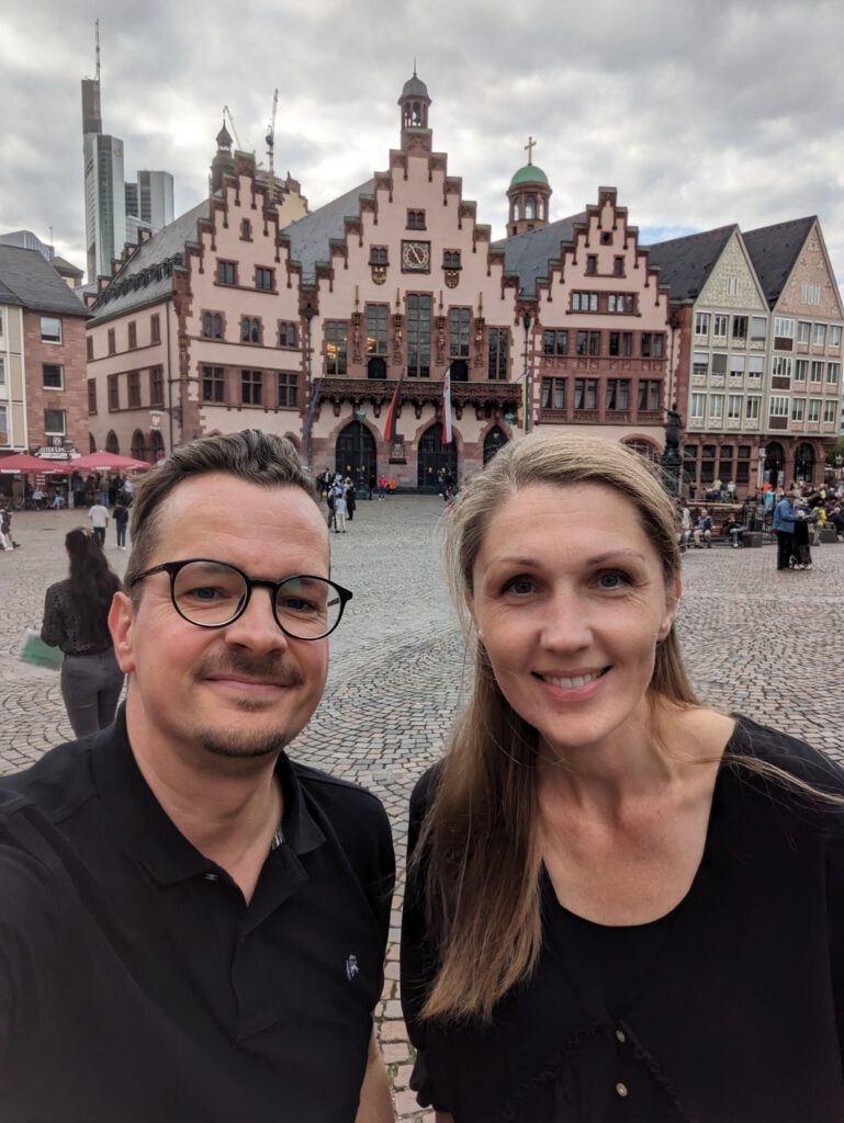 Autorin und Verleger vorm Römer in Frankfurt/Main: Laura Vinogradova und Jens Korch